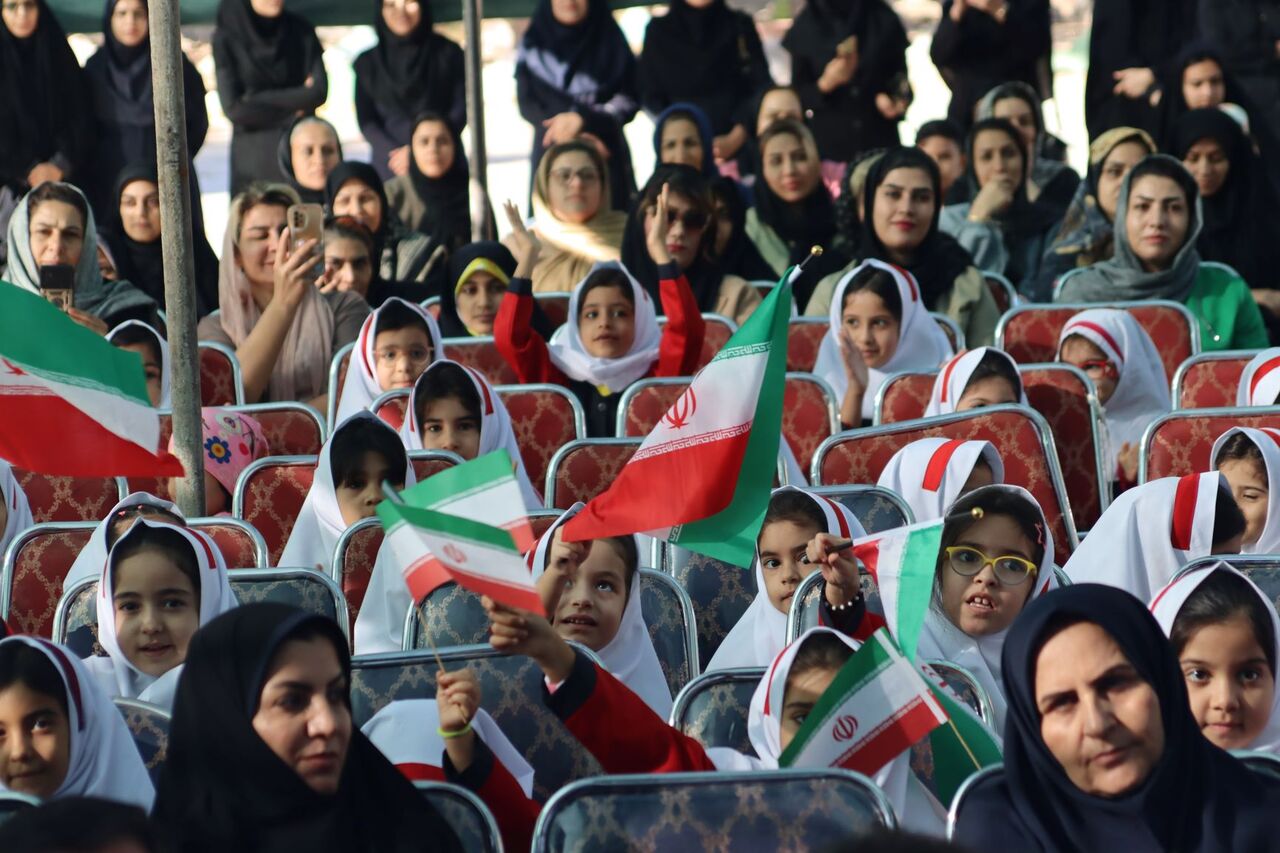 استقبال از ۲۵ هزار دانش آموز کلاس اولی لرستان / نشاط؛ معنویت و هویت کلید واژه های مراسم جشن شکوفه‌ها