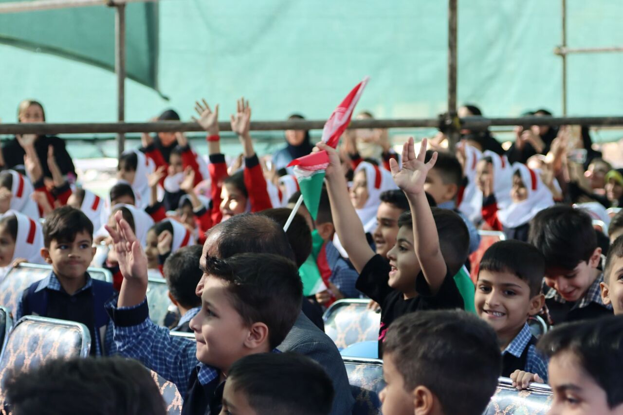استقبال از ۲۵ هزار دانش آموز کلاس اولی لرستان / نشاط؛ معنویت و هویت کلید واژه های مراسم جشن شکوفه‌ها