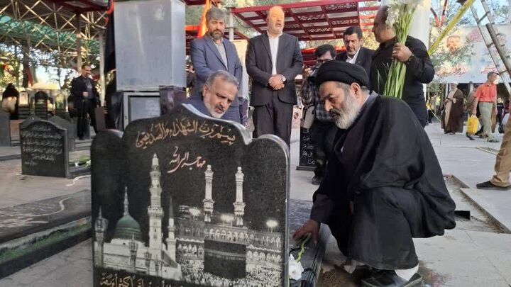 ادای احترام مسئولان بعثه و سازمان حج به شهدای مکه و منا