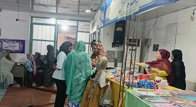 نمایشگاه نوشت‌افزار مسجد سیدالشهدا کنتکان میناب؛ پناهگاه خانواده‌ها در برابر گرانی لوازم‌التحریر
