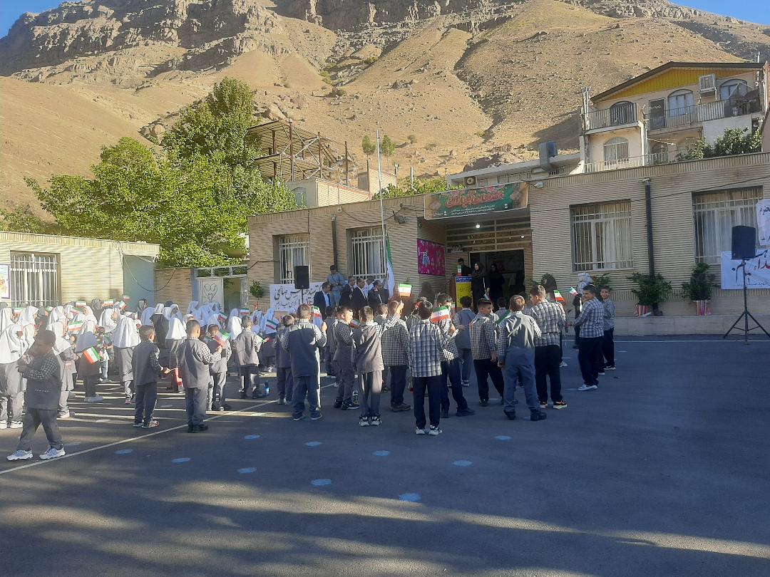 زنگ مدرسه در کشار علیا به صدا درآمد؛ روایت وزیر فرهنگ از «ایران آینده» در کلاس‌های روستایی