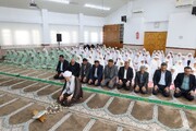 اقامه نماز جماعت آیت الله محمدی لائینی در دبستان شهیدان مستشرق و توفیقی