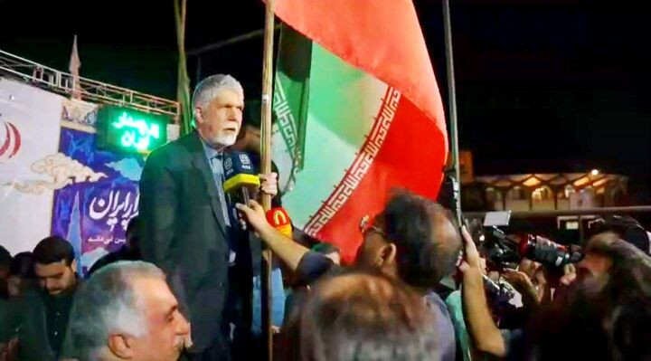 پرچم‌داری وزیر فرهنگ در چهارراه ولیعصر(عج)