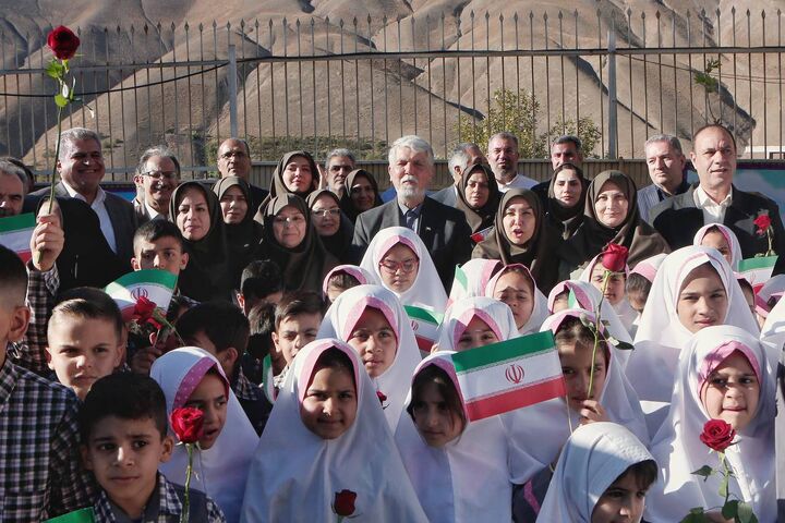 نواختن زنگ مدرسه در کشارعُلیا؛ روایت وزیر فرهنگ از «ایران آینده» در کلاس‌های روستایی