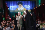 اهدای عبای رهبر شهید انقلاب به حاج صادق آهنگران