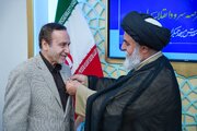نشان خادمی مسجد مقدس جمکران بر سینه محمد گلریز نشست