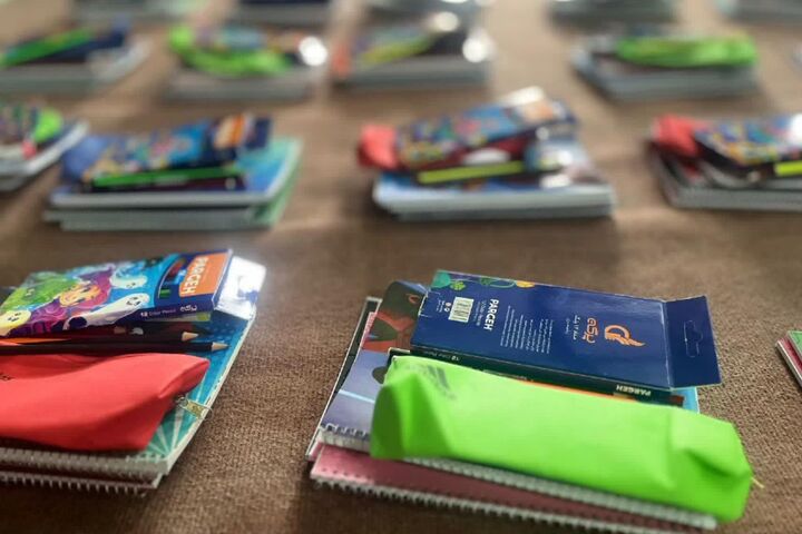 مهر کانون گلشن پای دفتر دانش‌آموزان؛ ۲ هزار بسته تحصیلی توزیع شد