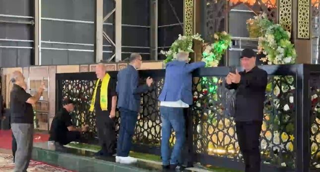 حضور والدین شهدای مقاومت در مرقد شهید نصرالله