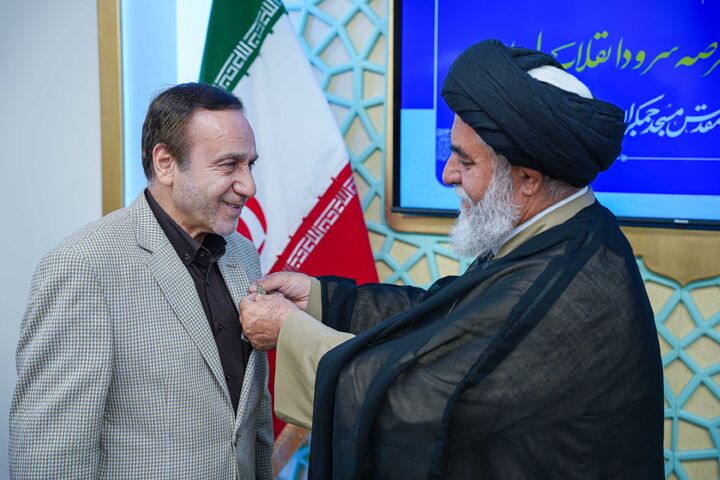 نشان خادمی مسجد مقدس جمکران بر سینه محمد گلریز نشست