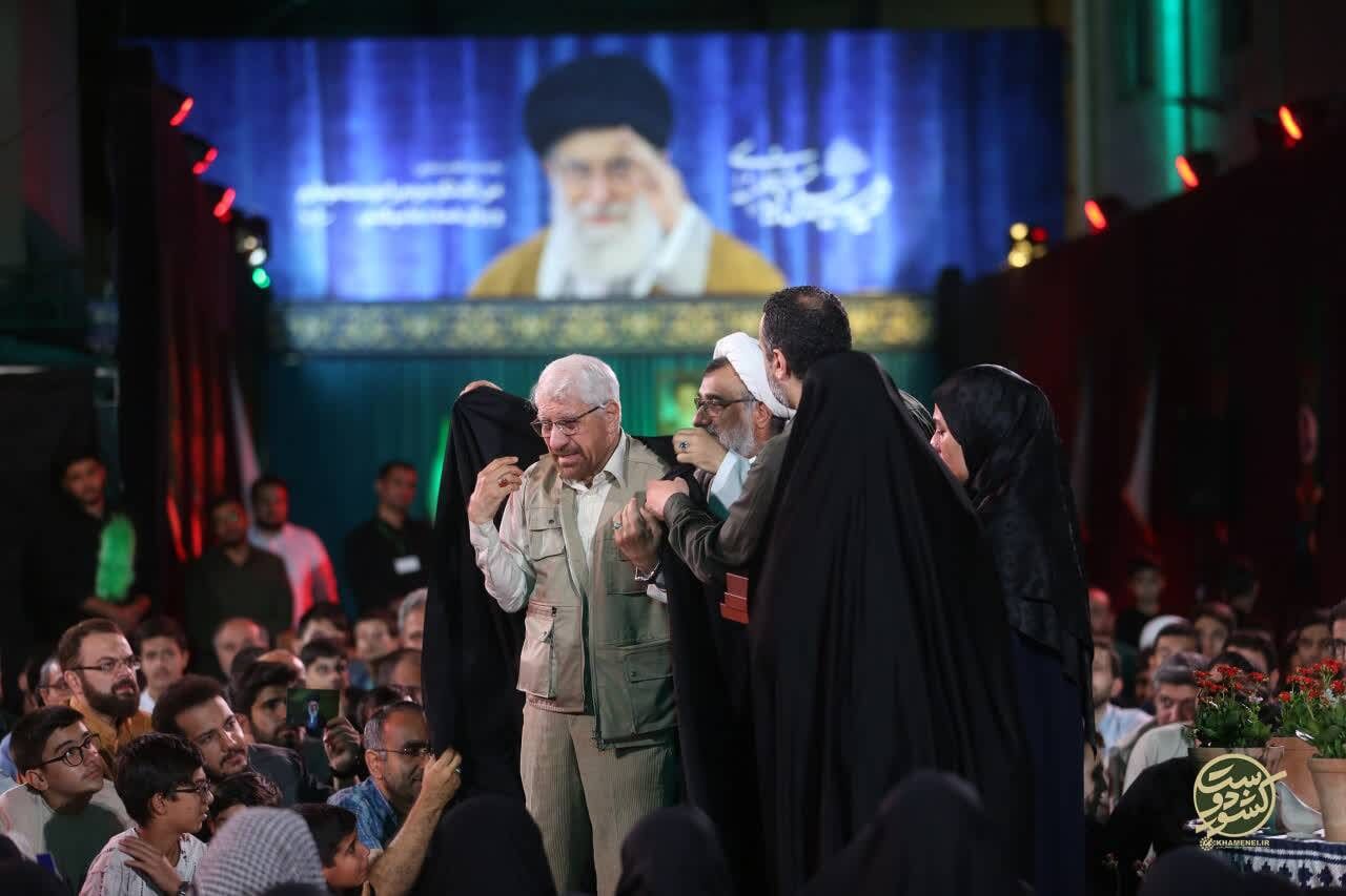 اهدای عبای رهبر شهید انقلاب به حاج صادق آهنگران