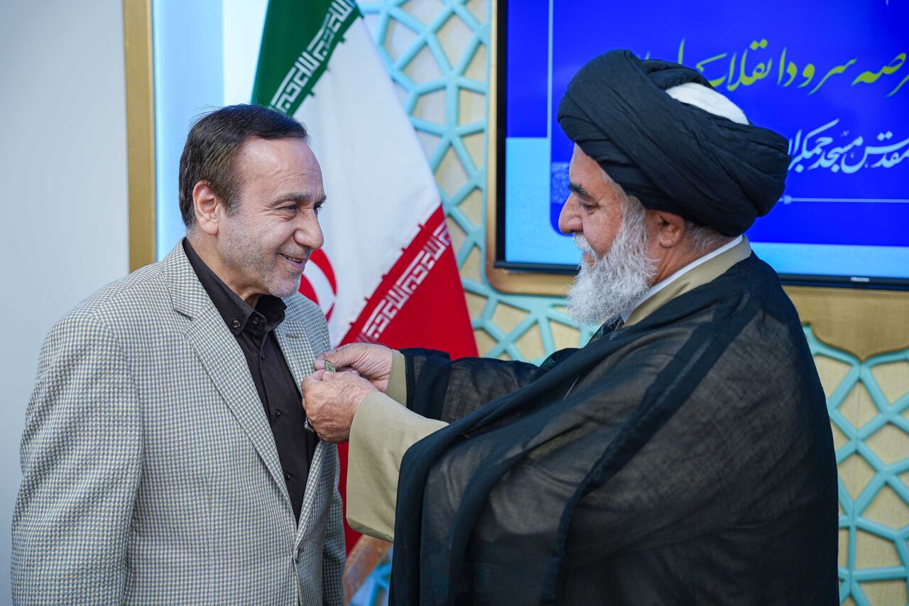 نشان خادمی مسجد مقدس جمکران بر سینه محمد گلریز نشست