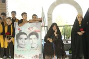 گروه‌های سرود کانون در گلزار شهدا با مادر شهیدان داودآبادی دیدار کردند