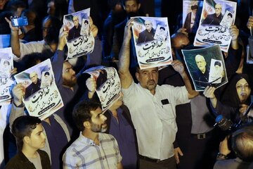 استقبال مردم از رئیس‌جمهور در فرودگاه مهرآباد پس‌ از بازگشت از نیویورک