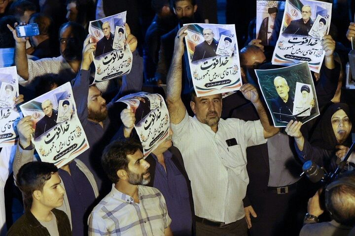 استقبال مردم از رئیس‌جمهور در فرودگاه مهرآباد پس‌ از بازگشت از نیویورک