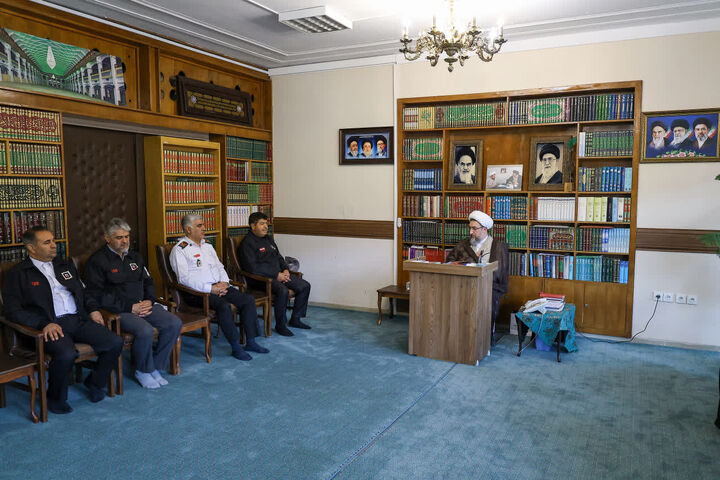 ایثارگران آتش‌نشانی در خط مقدم جهاد خدمت ایستاده‌اند