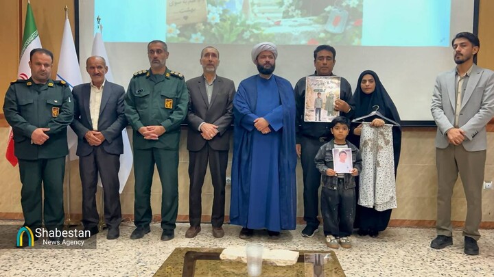 آسمان سنگر، میزبان یادگاران میناب / روایت اشک و رجز مادر شهیدان رئیسی در یادواره شهدای دانش‌آموز میناب