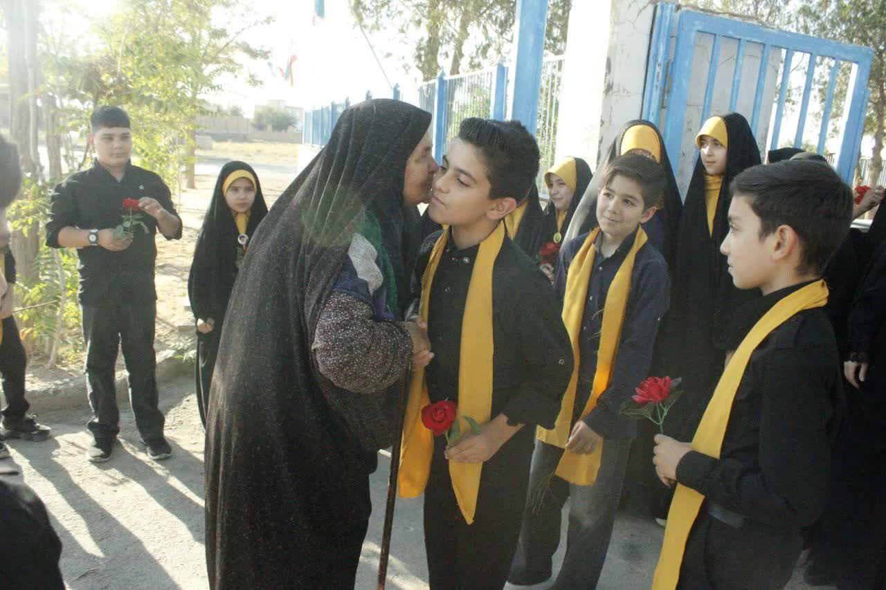 گروههای سرود کانون در گلزار شهدا با مادر شهیدان داودآبادی دیدار کردند