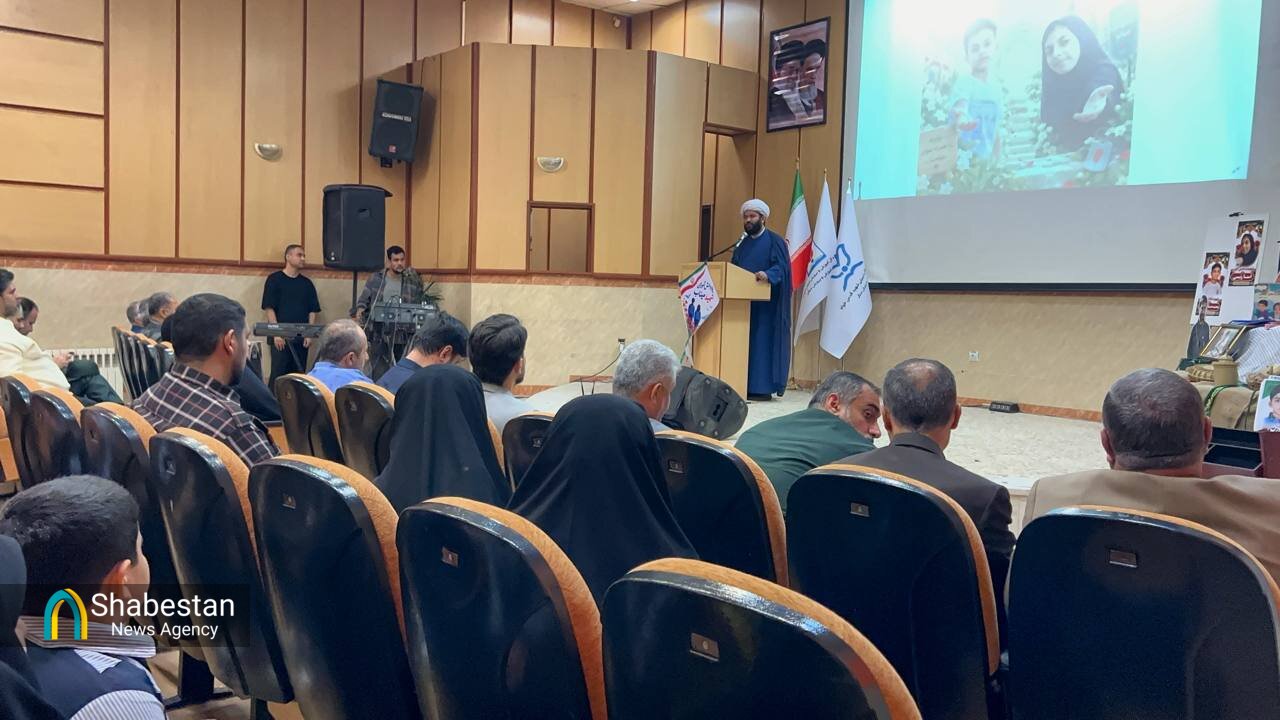 آسمان سنگر، میزبان یادگاران میناب / روایت اشک و رجز مادر شهیدان رئیسی در یادواره شهدای دانشآموز میناب