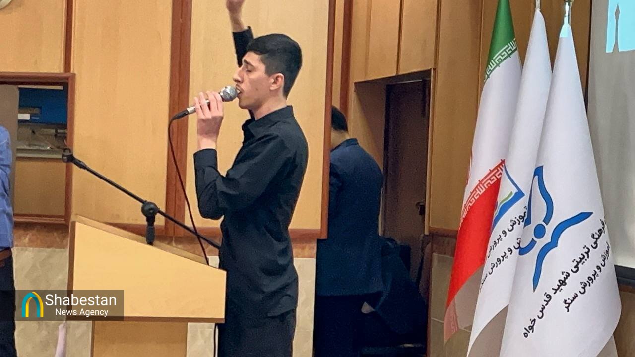 آسمان سنگر، میزبان یادگاران میناب / روایت اشک و رجز مادر شهیدان رئیسی در یادواره شهدای دانشآموز میناب