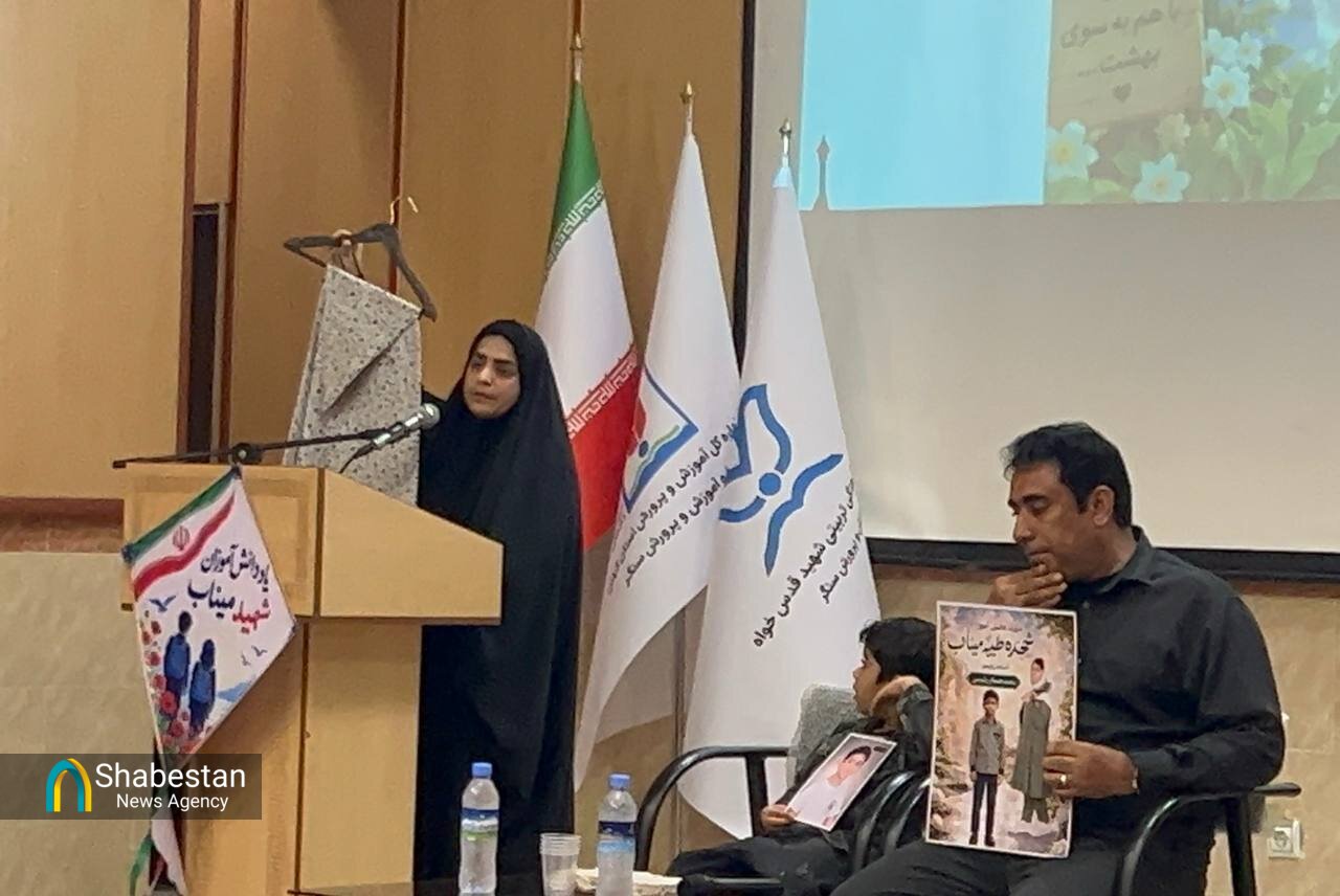 آسمان سنگر، میزبان یادگاران میناب / روایت اشک و رجز مادر شهیدان رئیسی در یادواره شهدای دانشآموز میناب