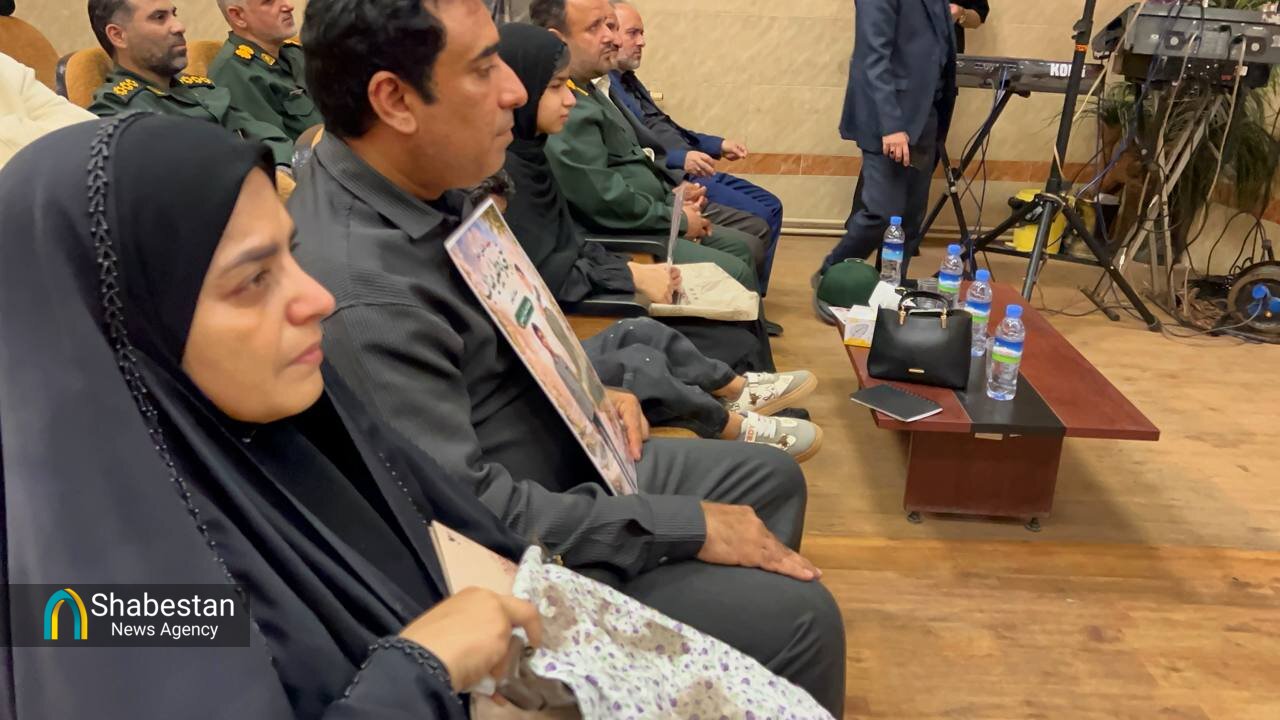 آسمان سنگر، میزبان یادگاران میناب / روایت اشک و رجز مادر شهیدان رئیسی در یادواره شهدای دانشآموز میناب