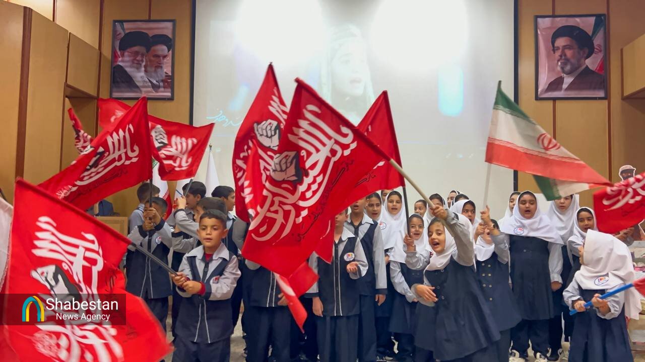 آسمان سنگر، میزبان یادگاران میناب / روایت اشک و رجز مادر شهیدان رئیسی در یادواره شهدای دانشآموز میناب