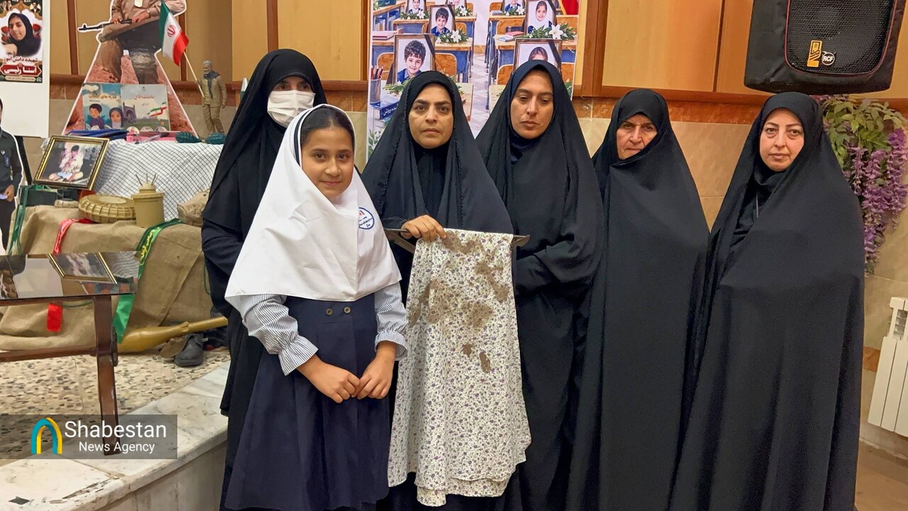 آسمان سنگر، میزبان یادگاران میناب / روایت اشک و رجز مادر شهیدان رئیسی در یادواره شهدای دانشآموز میناب