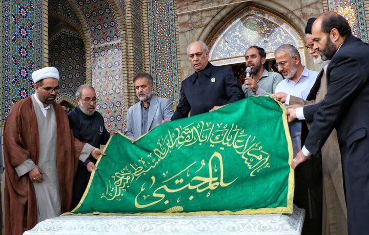 اثر دست استاد سنگ‌تراش شیرازی بر سنگ مزار حضرت عبدالعظیم حسنی(ع)