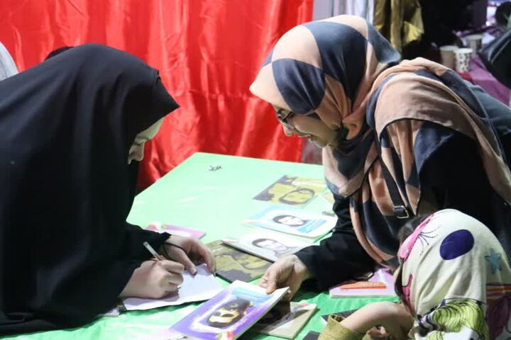 جمع‌آوری کتاب و دفترهای سفید در اجتماعات شبانه مشهد برای اهدا به دانش آموزان نیازمند