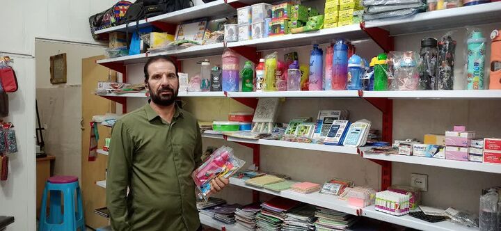 تهیه لوازم‌التحریر برای دانش‌آموزان نیازمند توسط کانون فرهنگی هنری امام حسین(ع)
