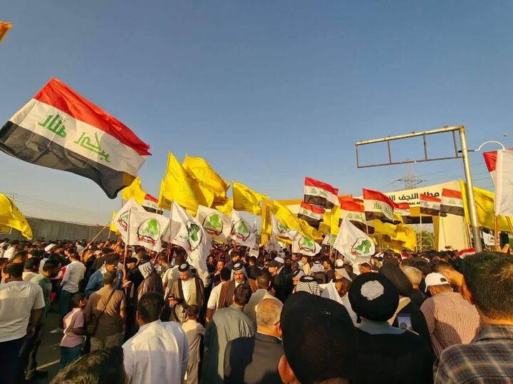 تجمع معترضان عراقی مقابل فرودگاه بین‌المللی نجف در مخالفت با تحریم هوایی ایران