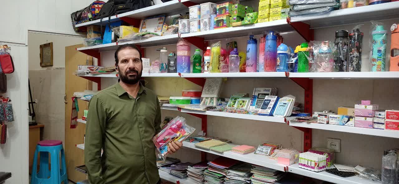 تهیه لوازم‌التحریر برای دانش‌آموزان نیازمند توسط کانون فرهنگی هنری امام حسین(ع)