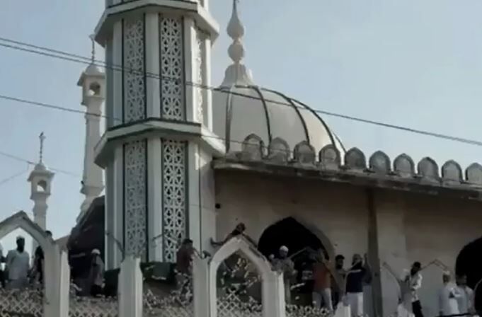 اشک مسلمانان در اوجین هند؛ بخشی از مسجد ۶۰۰ ساله تخریب شد/ ماجرا چیست؟