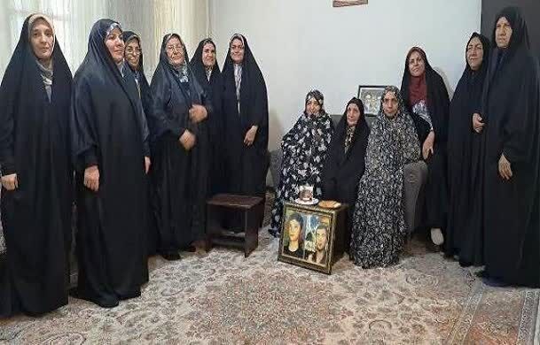 بانوان مسجد امام حسین(ع) شیراز مهمان خانه دو شهید دفاع مقدس شدند