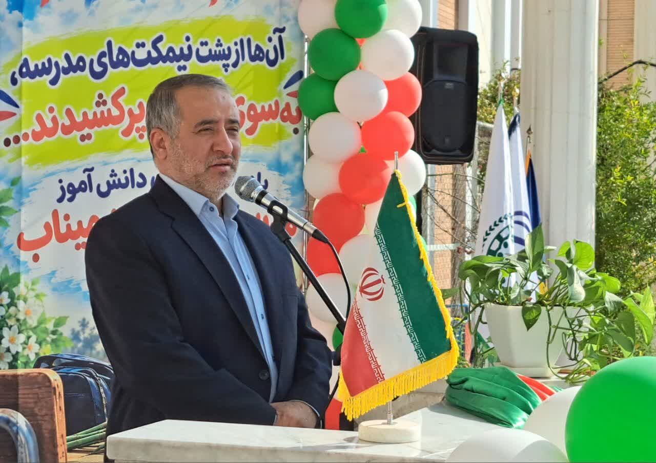 هیچ دانشآموزی نباید به خاطر فقر از تحصیل بازبماند