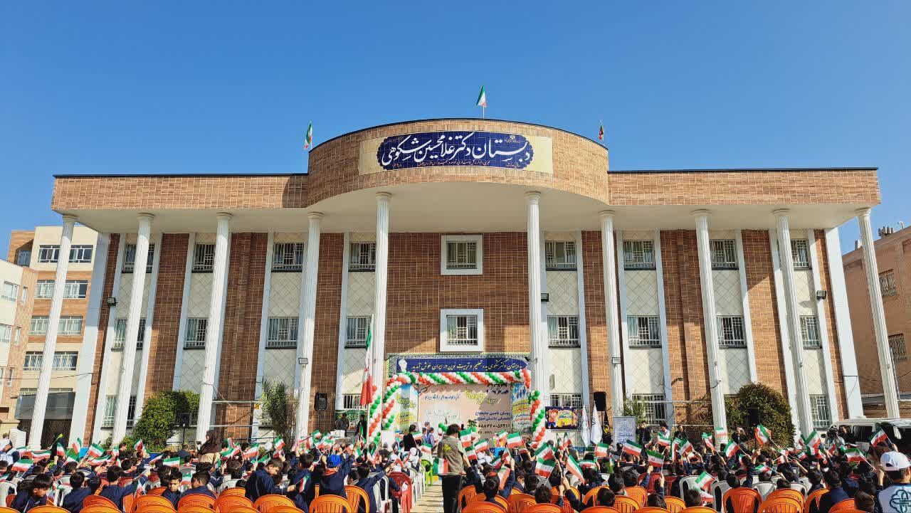 زنگ جشن عاطفه‌ها در آموزشگاه دکتر شکوهی بیرجند نواخته شد