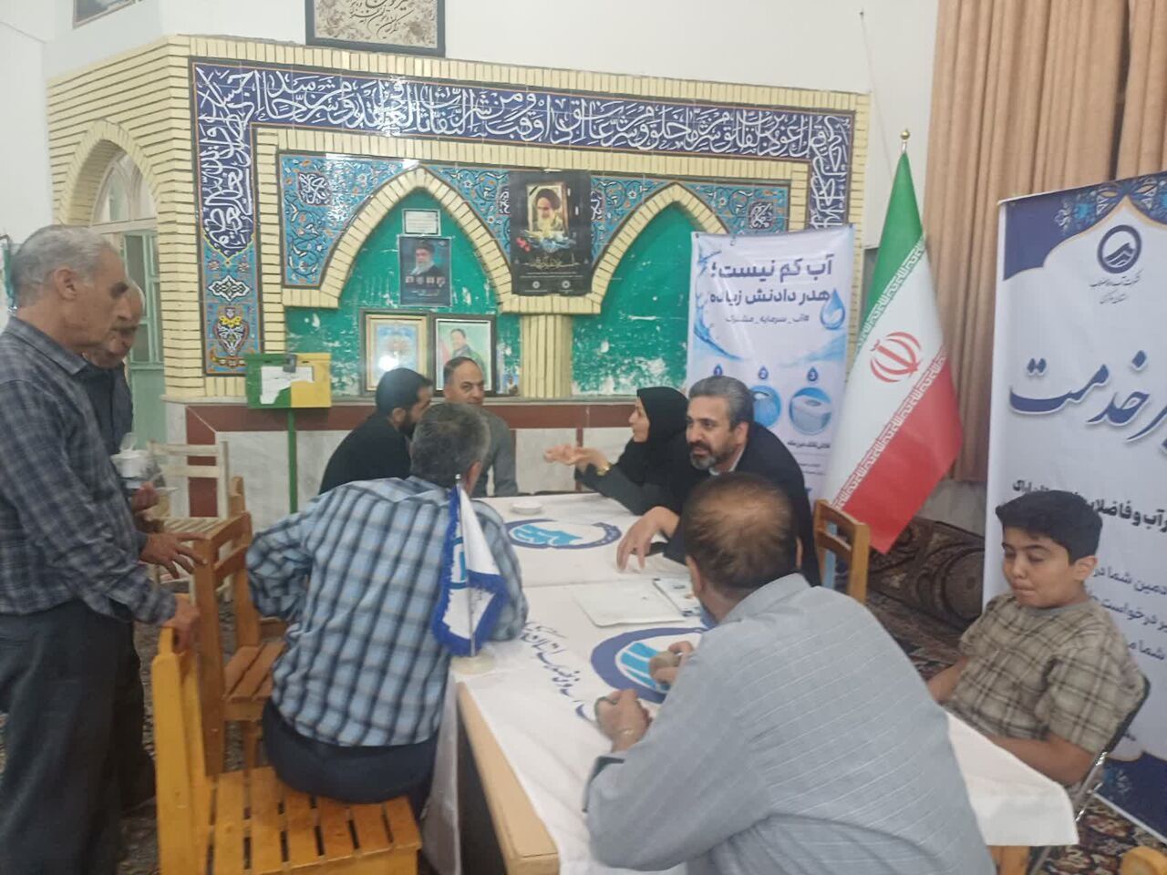 میز خدمت مسئولان در مسجد امام حسن مجتبی(ع) اراک برگزار شد