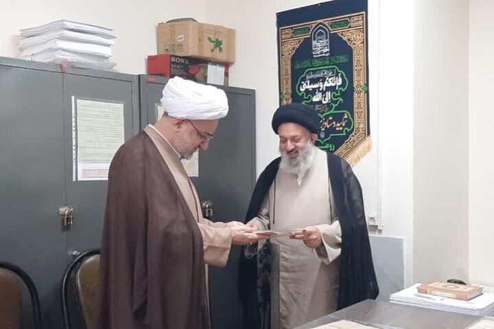 اسناد موقوفات در اختیار مرحوم آیت‌الله میبدی به اوقاف گلستان تحویل داده شد