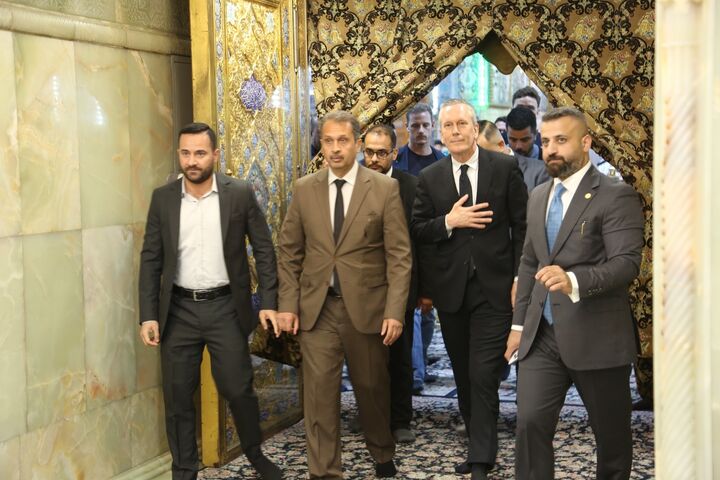 بازدید کاردار سفارت هلند در بغداد از حرم امام حسین(ع)