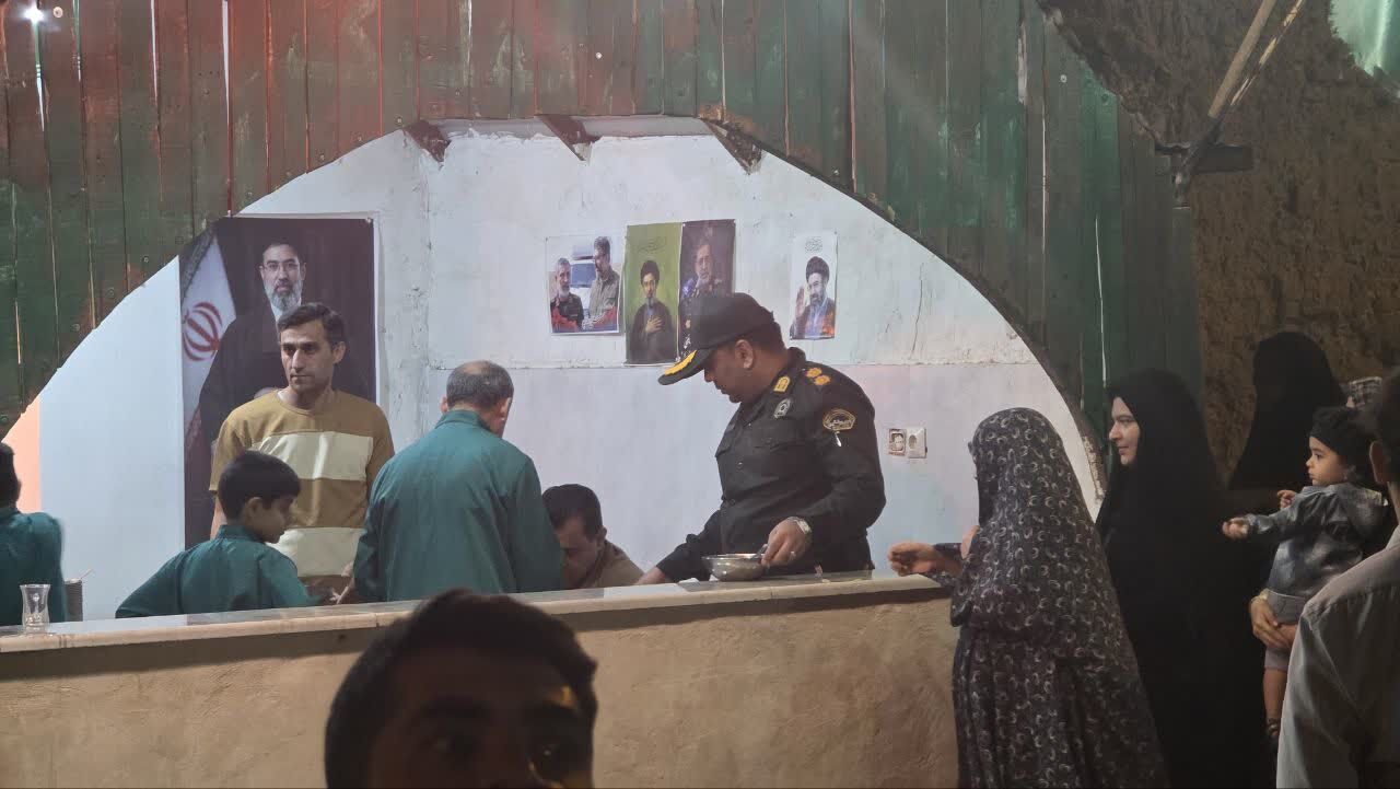 سفره کرامت امالبنین(س) به یاد شهدای فراجا در محمدآباد مرکزی برپا شد
