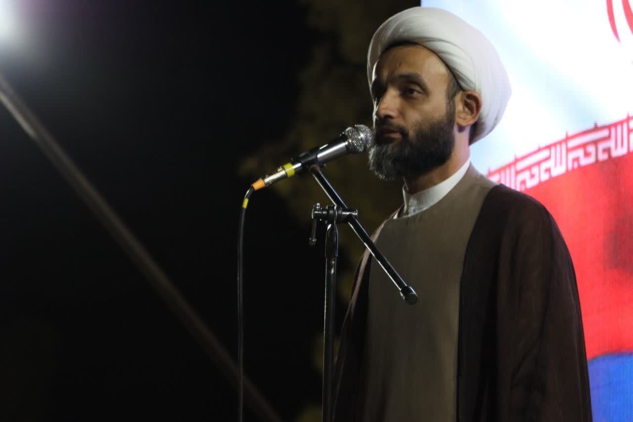 دشمن در جنگ اقتصادی به دنبال به زانو درآوردن ملت ایران است