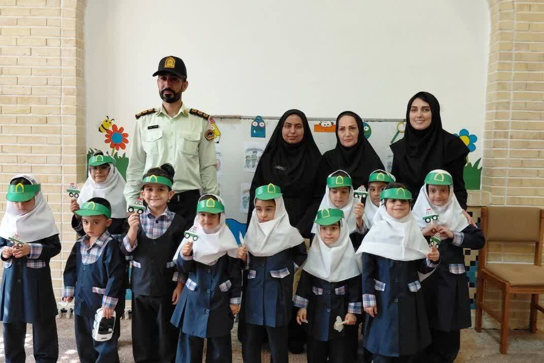آموزش مهارتهای ایمنی به کودکان کانون گلشن با حضور پلیس