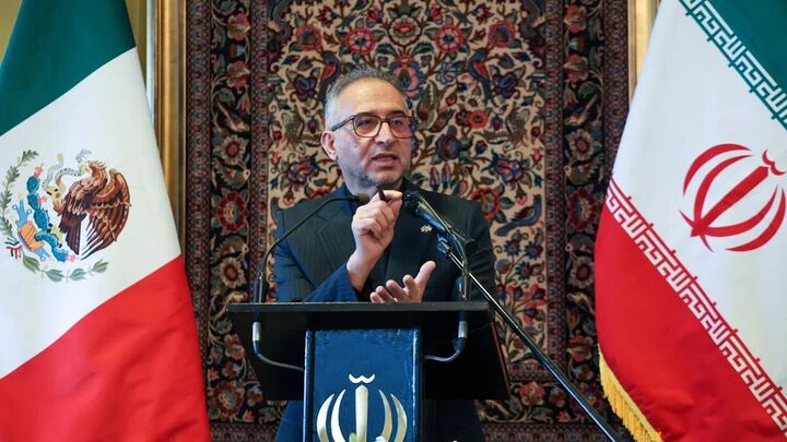 نمادهای پایتخت مکزیک به رنگ پرچم ایران درآمدند