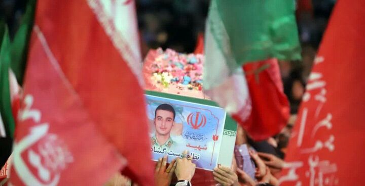 بدرقه پسری که برای امنیت پر کشید