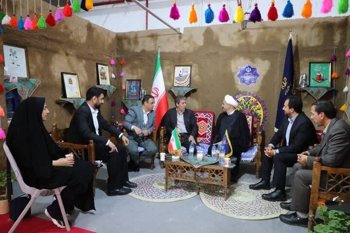 حضور مدیرکل فرهنگ و ارشاد اسلامی و نماینده مجلس خراسان شمالی در غرفه وزارت فرهنگ