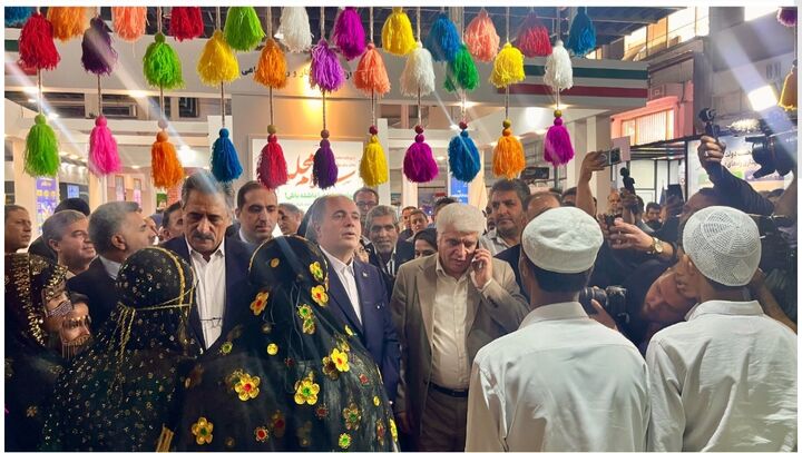 وزیر جهاد کشاورزی با حضور در غرفه وزارت فرهنگ، پای اجرای گروه سرود بچه‌های مسجدی میناب نشست