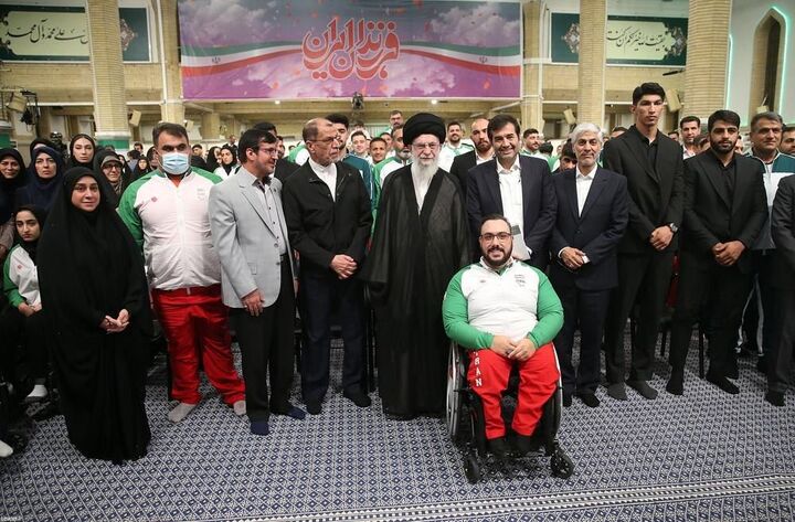 خاطره روح‌الله رستمی از عکس یادگاری با رهبر شهید انقلاب