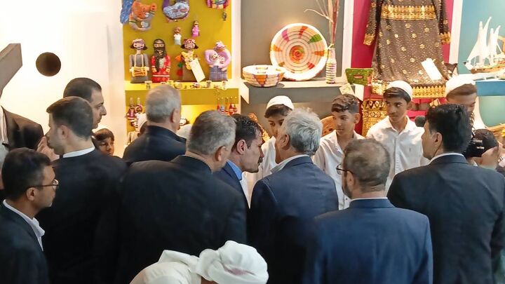 استقبال گرم رئیس‌جمهور از گروه سرود مشق خون بچه های مسجدی هرمزگان
