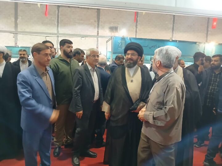 امام جمعه زنجان از غرفه کانون‌های مساجد و خبرگزاری شبستان در نمایشگاه کتاب بازدید کرد