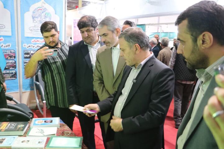 استاندار زنجان از غرفه کانون‌های مساجد و خبرگزاری شبستان در نمایشگاه کتاب بازدید کرد